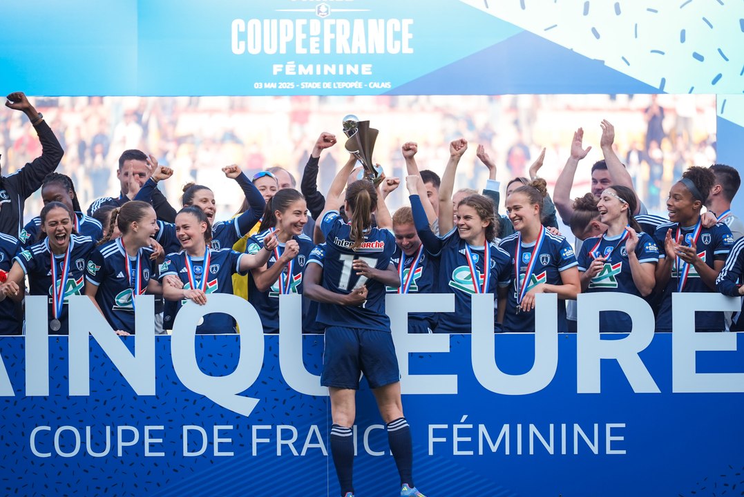 Le Paris FC célèbre sa victoire en Coupe de France Féminine