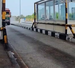🚨 Drunk Driver Smashes Into Toll Booth in India | Caught On Camera!