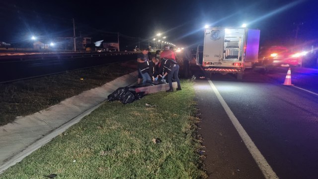 Após cair blusa, pedestre tentar retornar à rodovia, mas morre atropelado na BR-277 em Cascavel