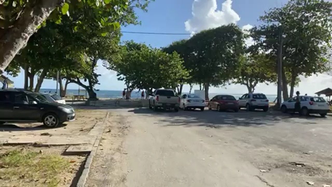 ‼️Profanation Cimetière Kalinago⁉️ Touristes Sans Respect‼️ Voient le Panneau🚧 d’Interdiction⛔️ Mais Jouent🥳 à la Pétanque🎱 sur les Ossements☠️Humains💀 de nos Ancêtres🗿 Peuple 1er🛖 des KALINAKY (Antilles) 🤮Coup de Gueule🤬