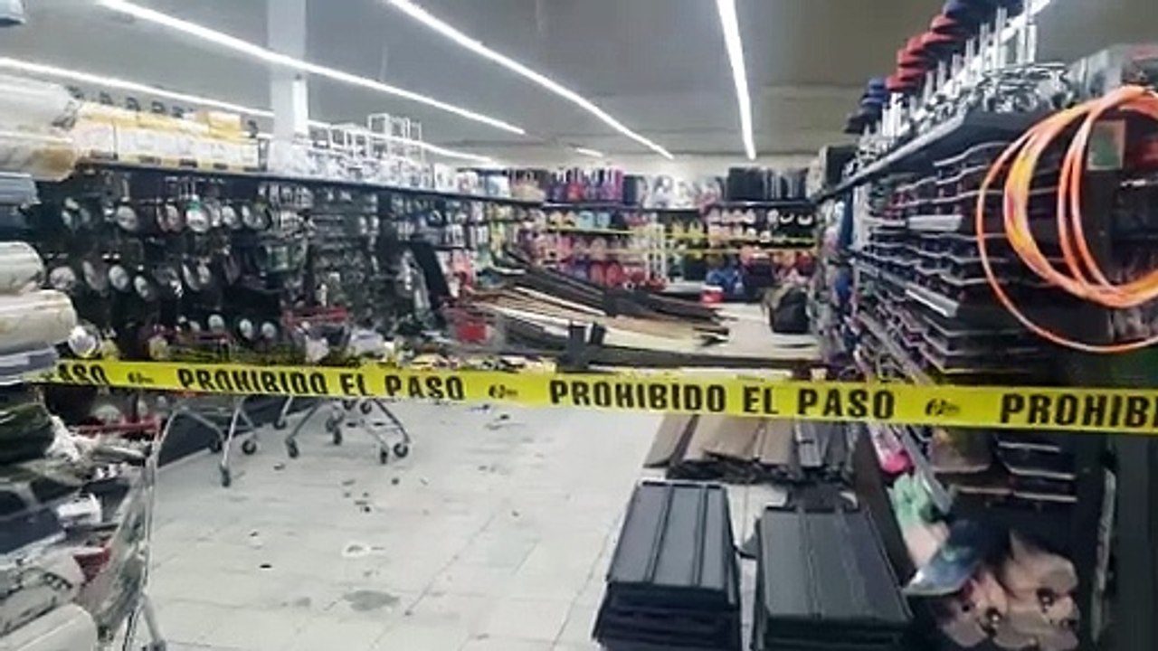 Cinco personas resultan lesionadas por caída de estantes en tienda de Juárez
