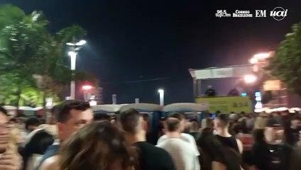 Fila gigante e reclamações marcam uso de banheiros químicos no show de Lady Gaga