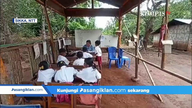 Guru Honorer Digaji Rp300.000 , Harus Mengajar Lewati Hutan 6 Km