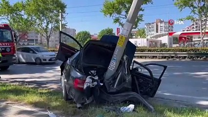 Bursa'da otomobil aydınlatma direğine çarptı: 1’i ağır 2 yaralı
