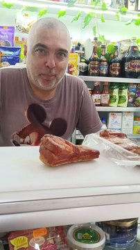 В этом видео — честная проба копчёного шпондера, который доступен у нас в продаже.Мы пробуем всё сами, чтобы советовать вам только по-настоящему вкусное.Шпондер оказался именно таким: нежный, мясной, ароматный.