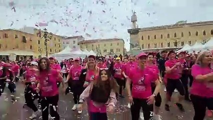 Sassari, il maltempo non ferma la Corsa in rosa: ecco la zumba di riscaldamento