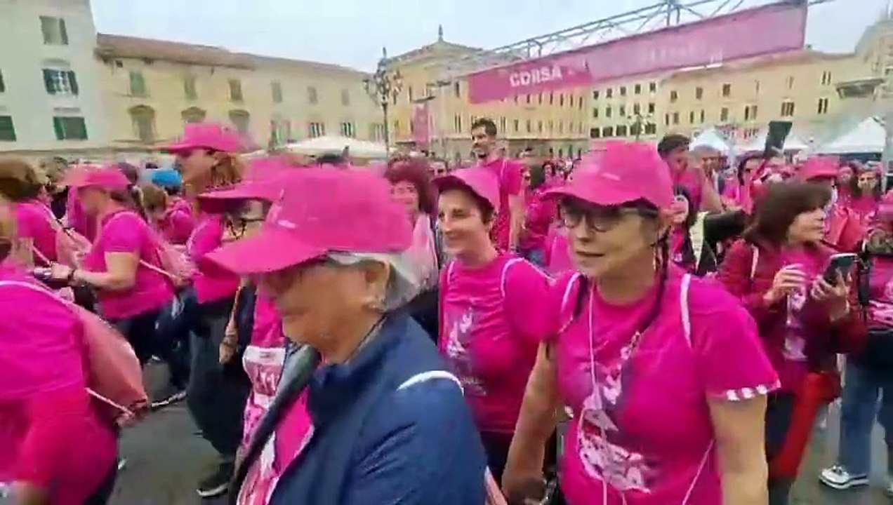 Sassari, al via la Corsa rosa contro la violenza sulle donne sulle note della banda della Brigata Sassari