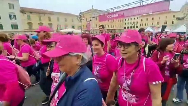 Sassari, al via la Corsa rosa contro la violenza sulle donne sulle note della banda della Brigata Sassari