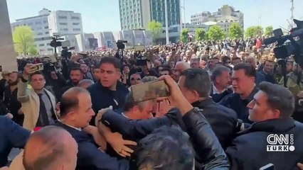 SON DAKİKA | CHP lideri Özgür Özel'e AKM çıkışında yumruklu saldırıya uğradı