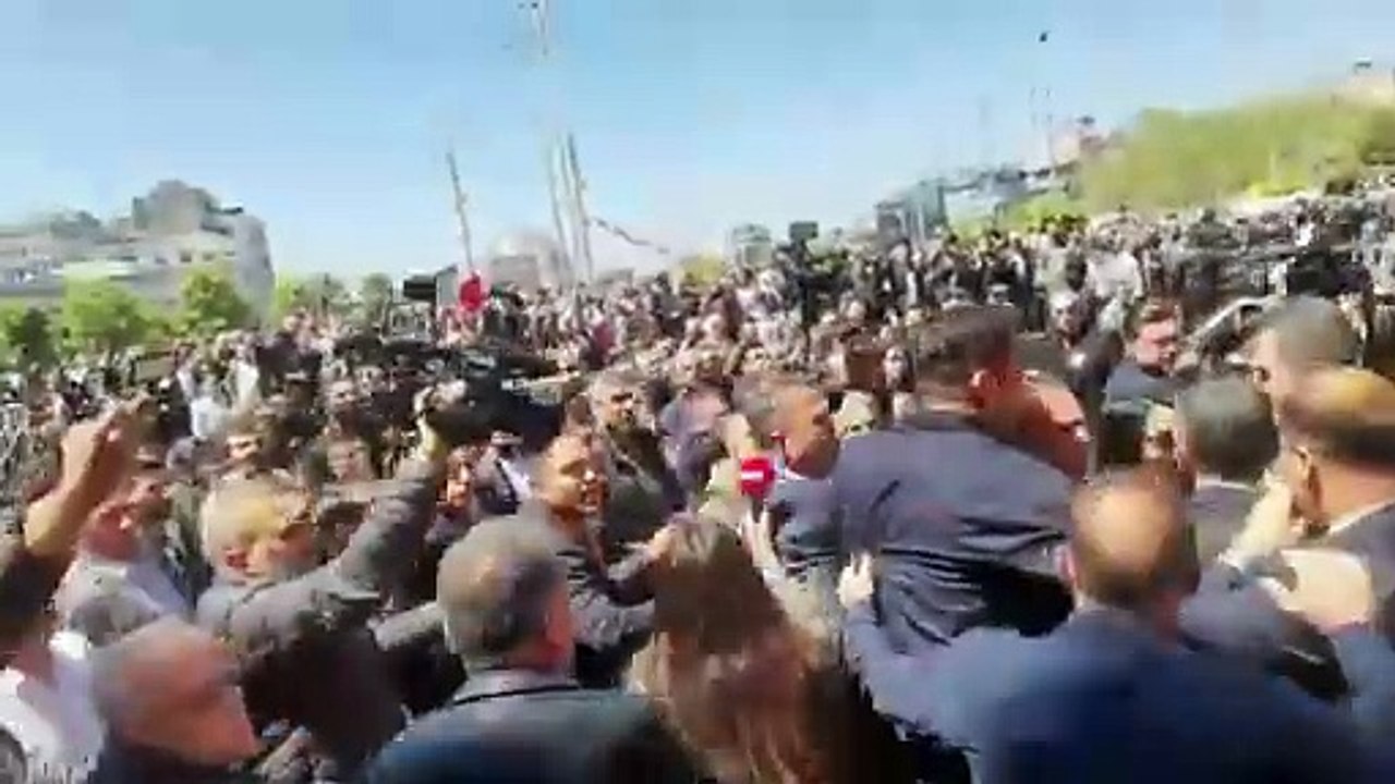 CHP lideri Özgür Özel'e yumruklu saldırıdan yeni görüntüler... Sırrı Süreyya Önder'in AKM'deki cenazesinden ayrılırken saldırıya uğradı