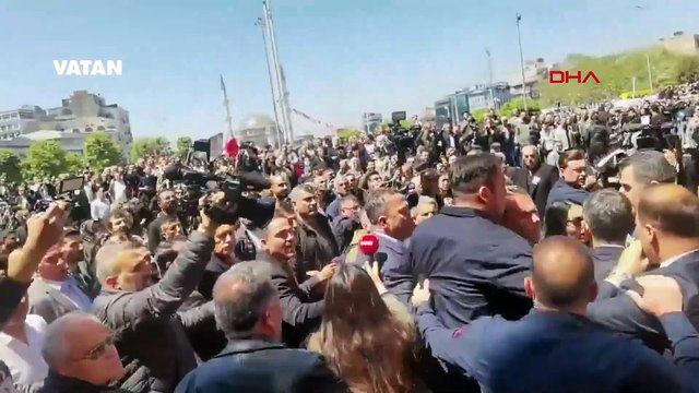 Sırrı Süreyya Önder'in anma töreninde Özgür Özel'e saldırı!