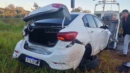 Impressionante: carro passa reto e atravessa rodovia BR-277, saltando dois barrancos