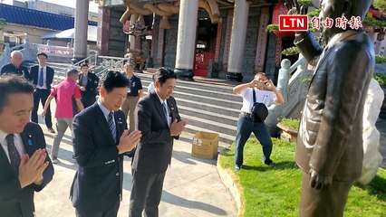 西村康稔向安倍銅像獻花：傳承遺志 推動台日友誼 🤝