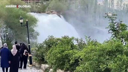 Eriyen kar ve yağmur suları Tortum Şelalesi'ni coşturdu