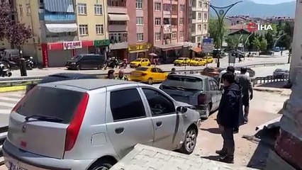 Freni boşalan otomobil trafik ışıklarında bekleyen araca çarptı: 5 yaralı