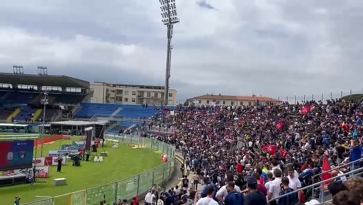 Pisa, all'Arena Garibaldi la grande attesa tra cori e bandiere