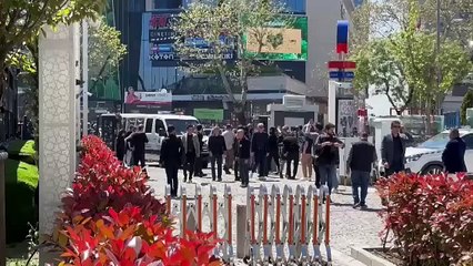 Tabut Türk bayrağıyla sarıldı! Sırrı Süreyya Önder’in annesi ağıtlar yaktı