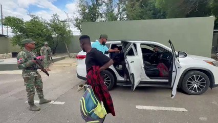 Detienen 16 haitianos indocumentados que fueron abandonados en una jeepeta en Mao