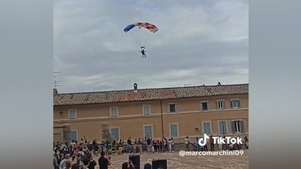 Viterbo, paura alla festa per i 125 anni della Lazio: paracadutista cade sul tetto di una casa