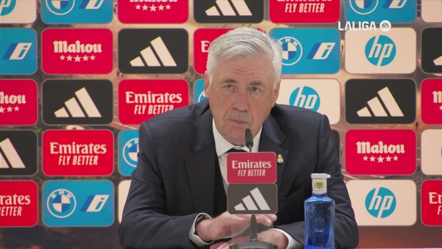 La reacción viral de Ancelotti cuando le cuentan por qué echaron a Schuster del Madrid antes de un Clásico