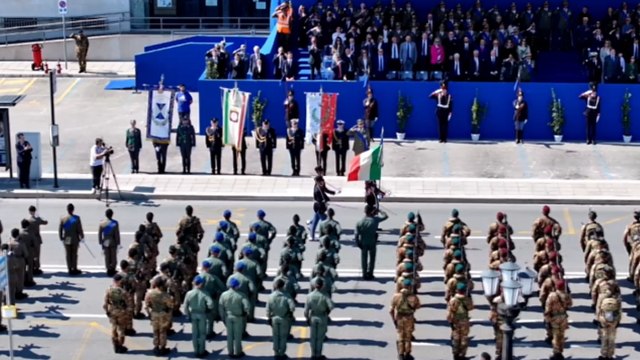 Bari, l’Esercito italiano celebra 164 anni tra memoria e futuro Sergio Mattarella: «Dedizione e impegno dai soldati sono un punto di forza per la Repubblica»