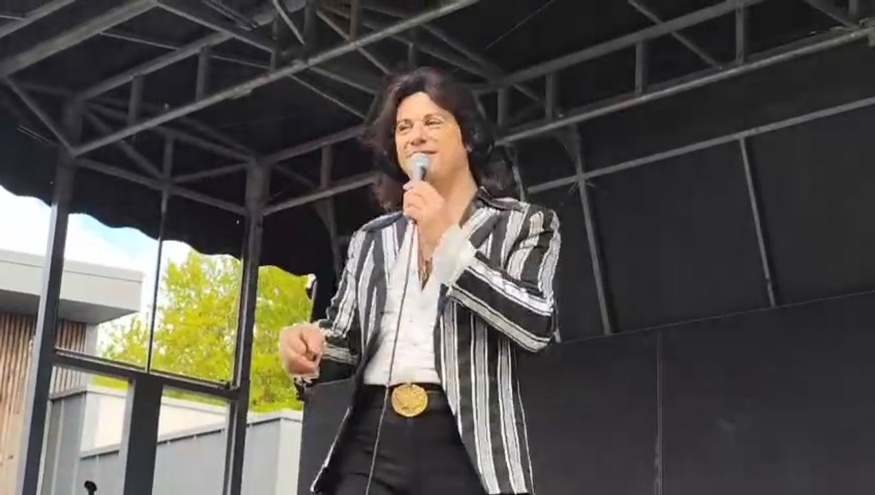 Le sosie de Mike Brant, Claude Aréna, à Saint-Martin-des-Champs pour la fête du Muguet.