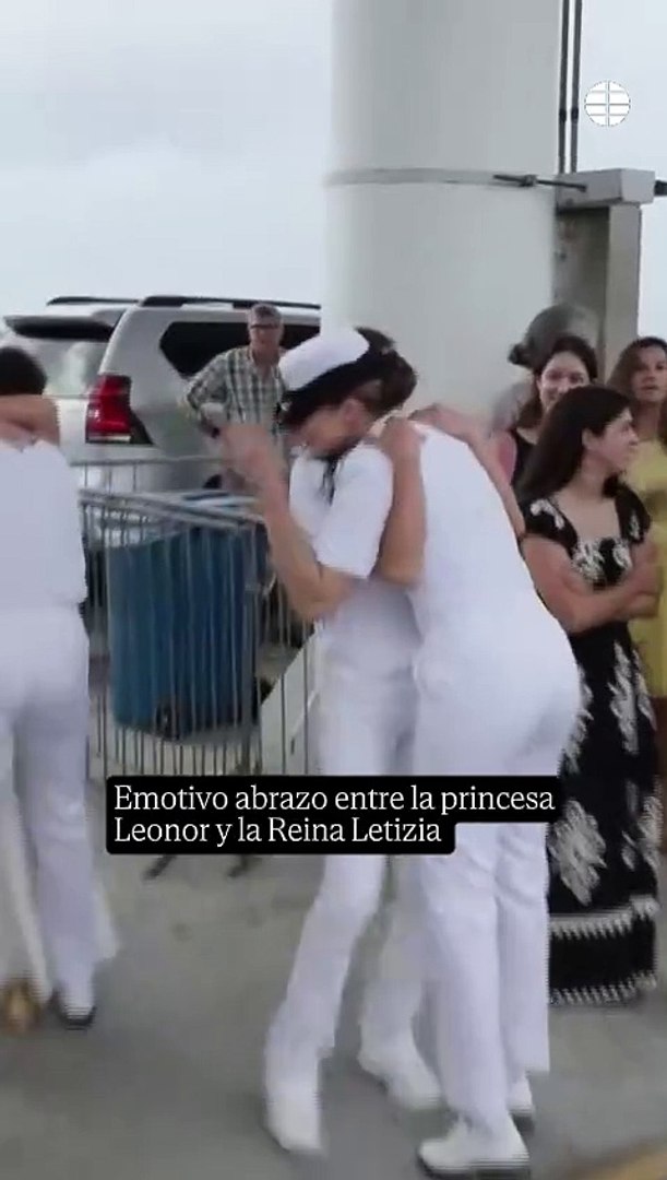 La Reina Letizia ha viajado a Panam� para reencontrarse con la Princesa Leonor durante la escala del buque escuela Juan Sebasti�n de Elcano. La esposa de Felipe VI aprovech� la ausencia de actos oficiales en su agenda para trasladarse al pa�s y poder visitar a su hija, quien desde el pasado 10 de enero navega por el mundo como parte de su formaci�n de la Armada, a bordo del emblem�tico velero espa�ol.

La Reina ha esperado a su hija junto a los familiares de otros guardiamarinas en el puerto de Panam�, donde lleg� este s�bado el barco despu�s de varias semanas de navegaci�n desde El Callao, en Per�.