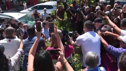 Bolsonaro sale del hospital tres semanas después de ser operado del abdomen