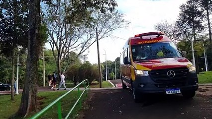 Mulher quebra a perna após escorregar na grama do Lago Municipal