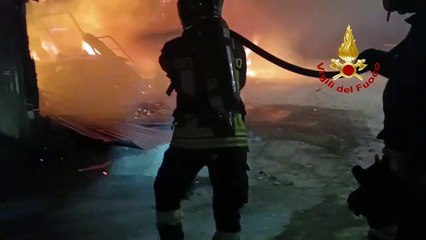 Campobasso - In fiamme auto e rimessa agricola, intervengono i Vigili del Fuoco (04.05.25)