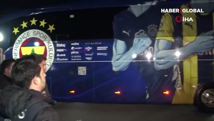 Fenerbahçe taraftarı Samandıra'yı bastı! ''Ali Koç istifa'' sesleri