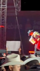 #se cayó Alfredito olivas enpleno concierto