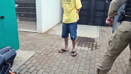Que audácia! Motorista "canta pneu" em frente à viatura da PM e acaba preso