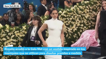 Rosalía acude a la Gala Met con un vestido de Balmain