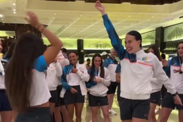 El equipo de relevo español ya está en China... a ritmo de sevillanas