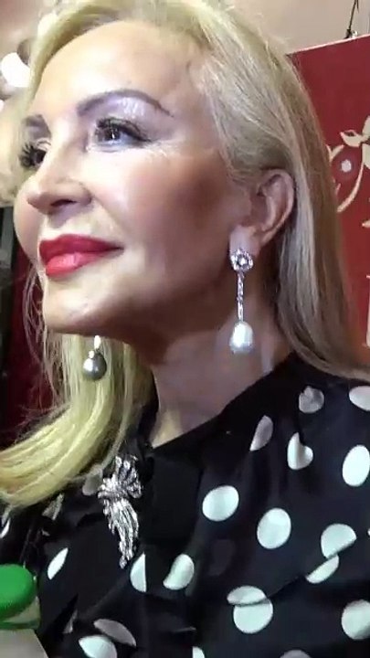 Carmen Lomana canta 'Diva' de Melody en la Feria de Abril