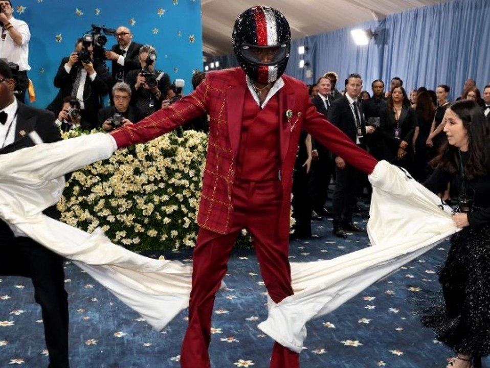 Von Rennfahrer zu Dandy: Damson Idris mit spektakulärem Outfit-Change