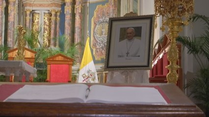 Panameños siguen dejando mensajes y firmas en honor al papa Francisco en el libro de condolencias