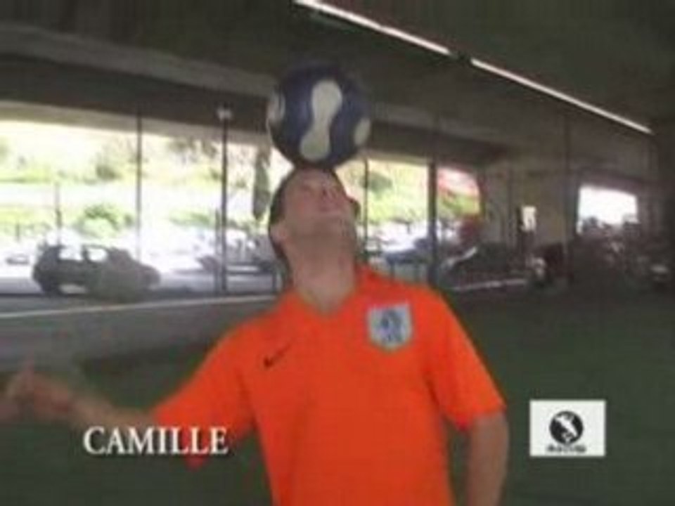 Charaf freestyler...petit cours de foot freestyle