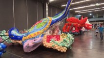 Animales marinos gigantes de globo desfilan en Guadalajara