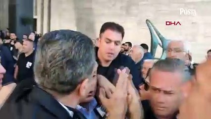 CHP Genel Başkanı Özgür Özel'e cenaze töreni çıkışında yumruklu saldırı!