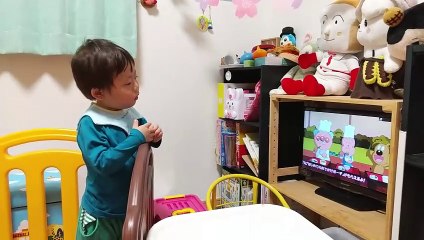 アニメそれいけアンパンマンのお食事するジャムおじさん・バタコさん・名犬チーズたちを美味しそうに見つめる2歳児男の子（発達障がい（知的障害）-自閉性スペクトラム症）