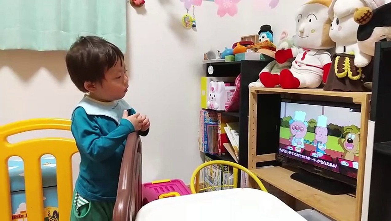 アニメそれいけアンパンマンのお食事するジャムおじさん・バタコさん・名犬チーズたちを美味しそうに見つめる2歳児男の子（発達障がい（知的障害）-自閉性スペクトラム症）