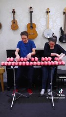 Dos chicas revolucionan internet con una versión inesperada de la canción de la cantina de Star Wars