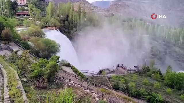 Tortum Şelalesi baharla coştu