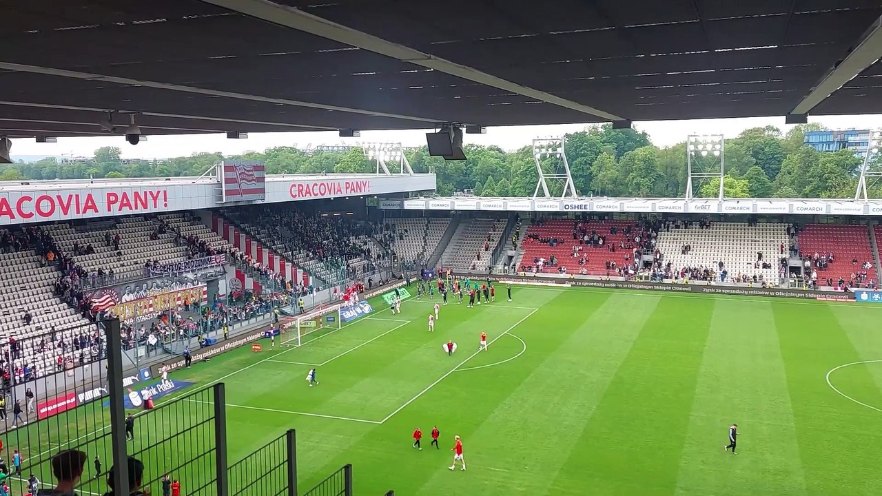 Radość kibiców i piłkarzy Lechii Gdańsk po zwycięstwie w Krakowie