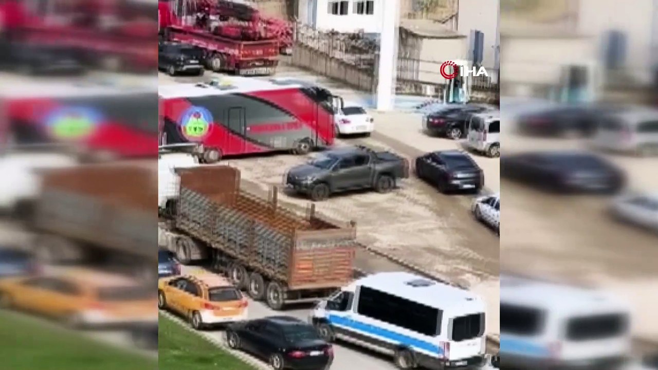 Hakkari'de korkutan trafik kazası! Sürücüler yaralandı