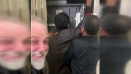 Düğüne gelen davetliler asansöre 10 kişi binince mahsur kaldılar.