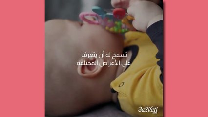 بالفيديو، اسمحي لرضيعك ان يضع قدمه في فمه