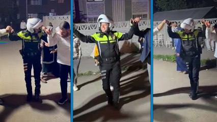 Düğün konvoyundaki araçları yoldan kaldıran polis, davet üzerine halaya katıldı